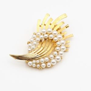 Vintage faux pearl & goldtone brooch